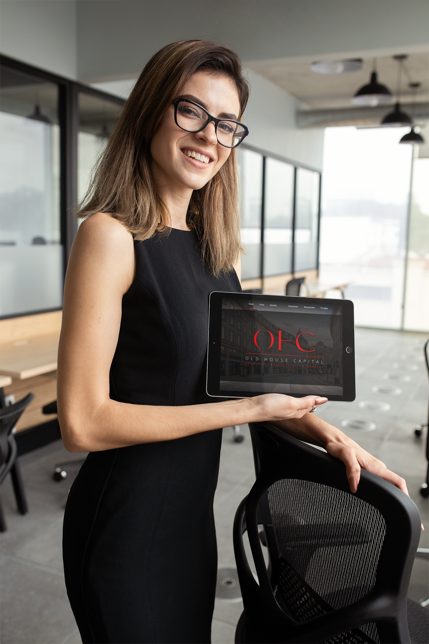 https://ohcapital.cz/wp-content/uploads/2022/08/mockup-of-a-smiling-office-woman-holding-an-ipad-in-landscape-position-22824.png
